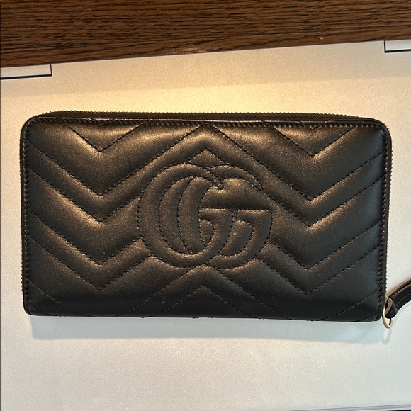 Gucci Black Chevron Wallet with Gold Emblem - Picture 2 of 4